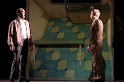 Mandela (Aubrey Poo) und der Gefängniswärter (Derick Ellis) © Florian Staron